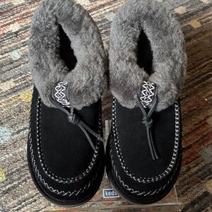 Ugg  Tasman Alpine Black Moccasins with Gray Fur Lining
